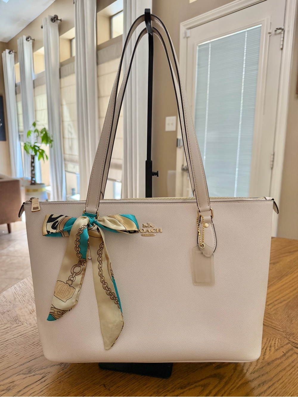 LIKE NEW! Coach Gallery Leather Tote Bag in Chalk/Off-White